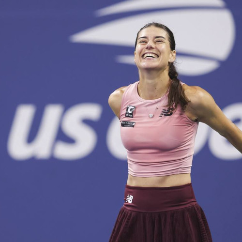 Sorana Cîrstea, însoțită de entuziasmul fanilor, continuă parcursul său de excepție la US Open, unde s-a calificat în turul al doilea. Tânăra sportivă din Târgoviște a reușit să câștige al optulea meci consecutiv într-un sezon foarte bun, la vârsta de 35 de ani.