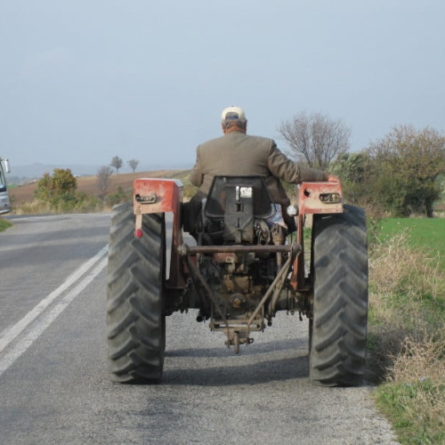 bărbat din Petelca rănit după ce a fost lovit de un tractor fără asigurare corectă