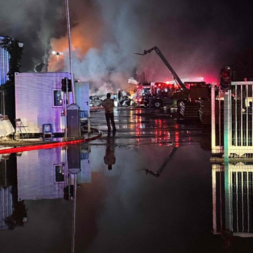 incendiu de amploare la complexul comercial "Dragonul Roșu" din București