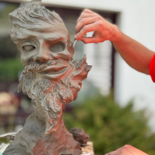 expoziție de artă intitulată „design la m3 – obiect, volum, semn grafic” la Târgu Jiu