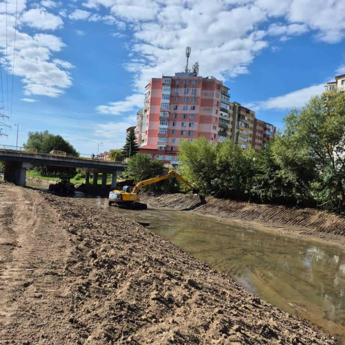 progres în lucrările de decolmatare și consolidare a malurilor râului Ampoi la Alba Iulia