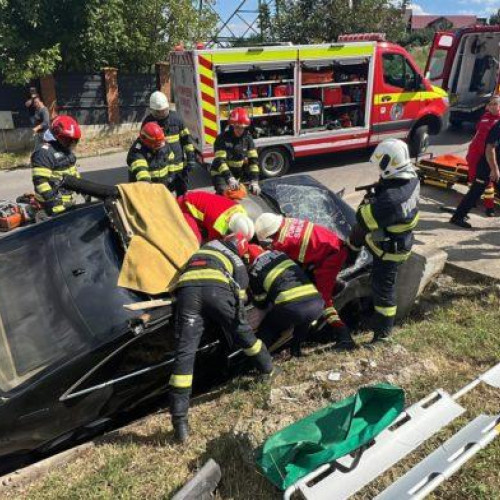 accident grav la curtești: salvatori luptă pentru salvarea unui pasager