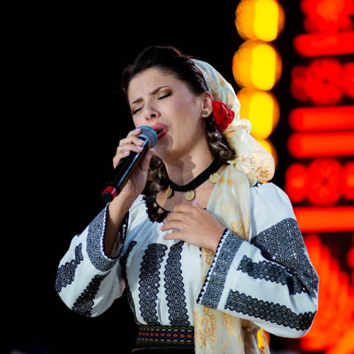 Larisa Carlugea, tânăra din Rovinari, va participa la Festivalul Național al Cântecului și Dansului Popular Românesc "Mamaia 2025", cel mai important eveniment muzical din țară, care va avea loc între 27 și 29 august. Potrivit sursei asingerj.ro, ea va urca pe scenă în cadrul acestei competiții de prestigiu.