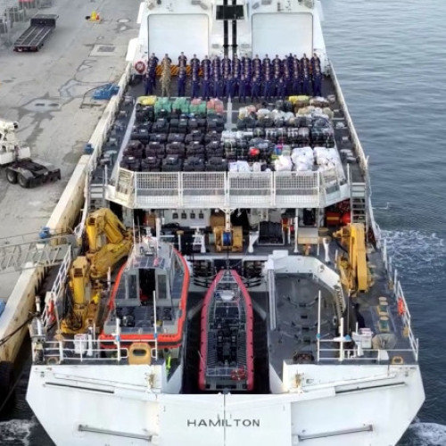 Garda de Coastă a Statelor Unite a descărcat în Port Everglades, Florida, peste 34 de tone de droguri confiscate în ultimele trei luni din Oceanele Atlantic și Pacific, relatează digi24.ro. Potrivit comunicatului oficial, această cantitate reprezintă un record pentru o singură descărcare și ar fi suficientă pentru a provoca o supradoză fatală întregii populații a statului Florida.