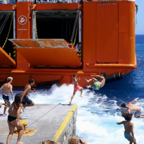 trend periculos pe insula sikinos: tinerii sar in apa in momentul plecarii feriboturilor