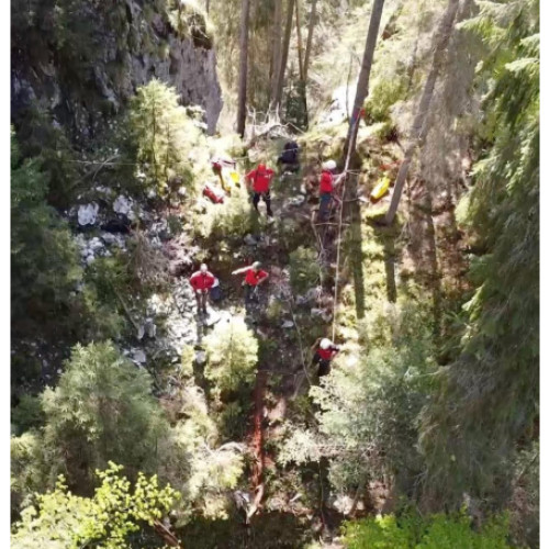 Echipajele Salvamont din Bihor intervin pentru salvarea unei turiste căzute în Munții Bihor