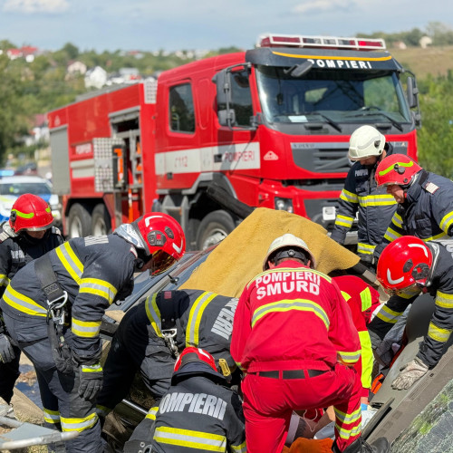 accident grav la curtesti: două persoane rănite și transportate la spital