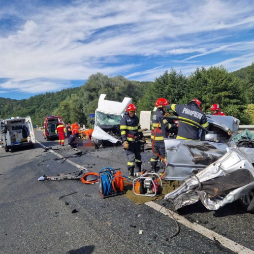 accident grav pe dn 76: un bărbat a murit, alte persoane rănite