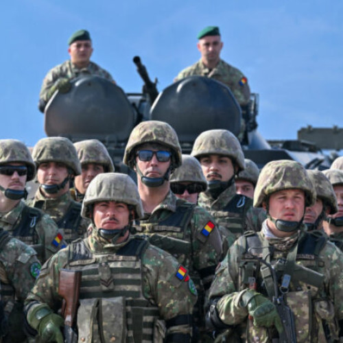 Proiectul legii privind pregătirea populației pentru apărare, care introduce serviciul militar voluntar, se află în evaluare interministerială, anunță ministrul apărării, Ionuț Mosteanu. Potrivit acestuia, legea a primit deja majoritatea avizelor și urmează să fie adoptată în curând.