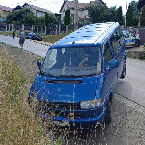 Accident grav pe drumul către Curtești, cu doi tineri răniți