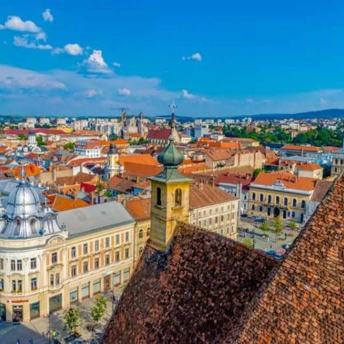 Piata imobiliara din Cluj-Napoca ramane activa, desi populatia orasului scade, conform datelor Institutului National de Statistica. Preturile apartamentelor continua sa creasca, iar o discutie recenta a starnit intrebarea: cine mai cumpără proprietăți în cel mai scump oraș din România? Potrivit stiridecluj.ro, cele mai active persoane sunt acum cei din afara orașului, din orașe precum Bistrița, Zalău, Dej, Baia Mare, Satu Mare, Oradea, Sibiu sau Brașov. Mulți aleg să se mute în Cluj pentru studii sau consideră că investiția într-un apartament are un randament sigur, având în vedere creșterea prețurilor din ultimii ani.