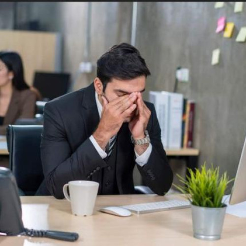 românii evită orele suplimentare, dar salariile mici explică în mare măsură această situație