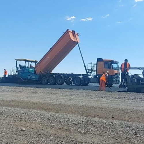 Construcțiile pe autostrada A7 Focșani - Bacău, lotul Domnești - Târgu Răcăciuni, au fost reluate după o perioadă de întrerupere. Potrivit Direcției Regionale de Drumuri și Poduri Iași, pe șantier se face acum așternerea unui strat de legătură (binder) în zona kilometrului 38+000, între pasajul de la Domnești - Târgu și podul peste Trotuș, lângă municipiul Adjud.
