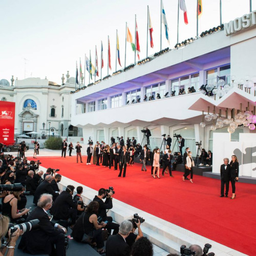 Festivalul de film de la Veneția a început astăzi, promițând și în această ediție numeroase filme cu teme politice. Printre acestea se numără un film despre moartea unei fetițe în Gaza și o cronică a ascensiunii lui Vladimir Putin către putere. Potrivit Damboviteanul.com, selecția include și alte pelicule cu mesaje puternice despre actualitate și istorie.