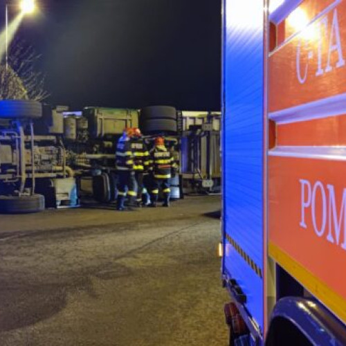 Șoferul cisternei, rănit în accident, a fost dus la spital