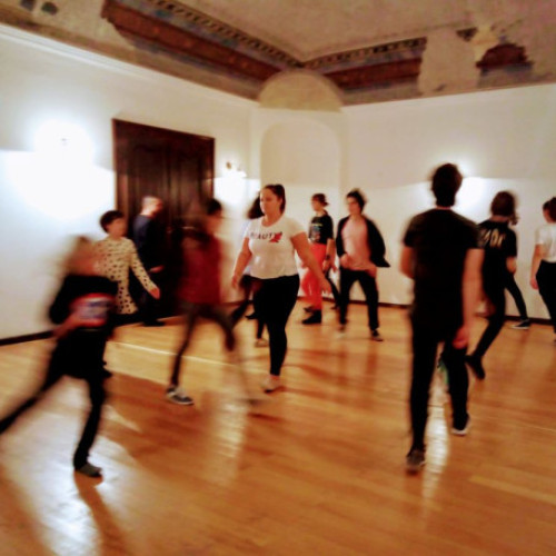 Asociatia de teatru experimental clandestin lansează cursuri de actorie și ateliere de dans senzorial și contact improvisation la cetatea oradea