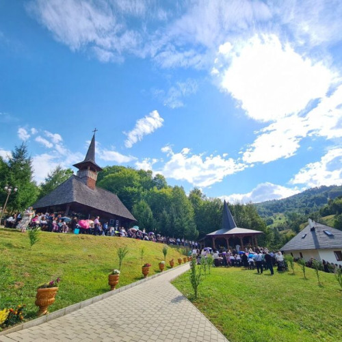 manastirea cormaia, o bijuterie religioasă din nordul țării, a fost reinființată în 1994 pe o veche vatră monahală, la numai câțiva kilometri de stațiunea Sangeorz-Băi. Aflată în inima naturii, această mănăstire are o istorie bogată și opere de artă valoroase, între care icoane ale pictorului Tudor Zugravu.