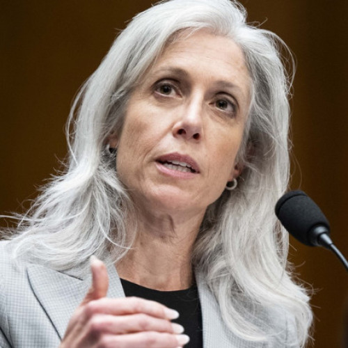 Casa Alba a confirmat miercuri înlocuirea lui Susan Monarez din funcția de director al Centrului pentru Controlul și Prevenirea Maladiilor (CDC), la mai puțin de o lună de la preluarea mandatului, confirmă digi24.ro. Purtătorul de cuvânt al Casei Albe, Kush Desai, a declarat că Monarez nu s-a aliniat cu agenda președintelui &quot;Să Redăm Sănătatea Americii&quot; și a explicat că, deși a informat conducerea Departamentului Sănătății că intenționează să demisioneze, aceasta a fost eliberată din funcție.