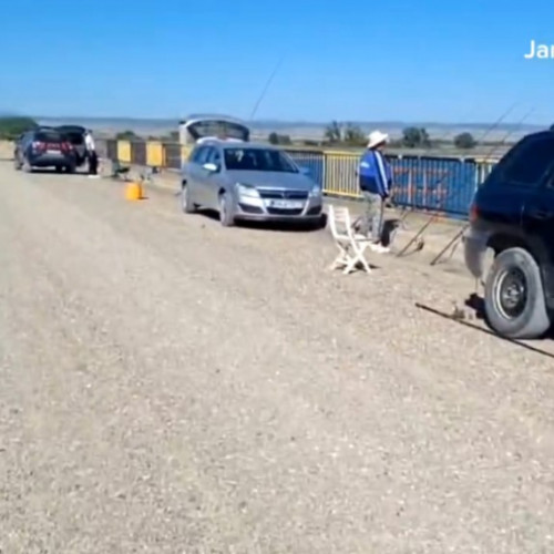 Pescari surprinși în timpul practicării activității ilegale în zona barajelor din Călimănești și Movileni