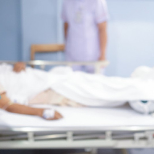 Un bărbat din Iași a fost condamnat pentru agresiune asupra soției sale, după ce a bătut-o crunt în timpul nopții, din cauza sforăitului. Incidentul a avut loc în toiul nopții, când bărbatul, deranjat de zgomot, a început să o lovească pe soție. Femeia s-a refugiat într-o altă cameră și a reușit să sune la 112, însă până la sosirea poliției, agresorul a plecat de acasă.