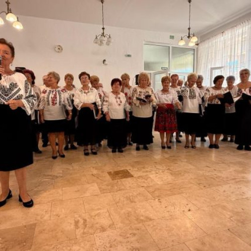Corul Crizanteme a încântat turiștii din Ocna Șugatag cu muzică populară tradițională