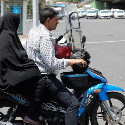 Iranul ia în calcul legalizarea conducerii motocicletelor de către femei după 50 de ani