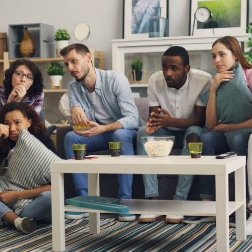 Cum să organizezi o seară de film reușită acasă cu prietenii