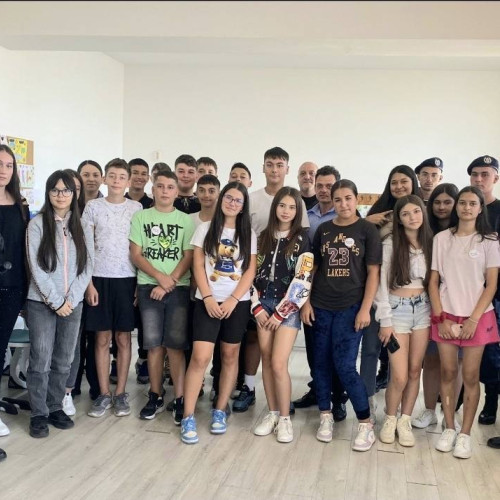 Jandarmii din Dambovița au desfășurat o acțiune educativă la Școala Gimnazială Comisani