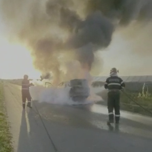 incendiu la un autoturism pe strada Izvoare in Piatra-Neamt