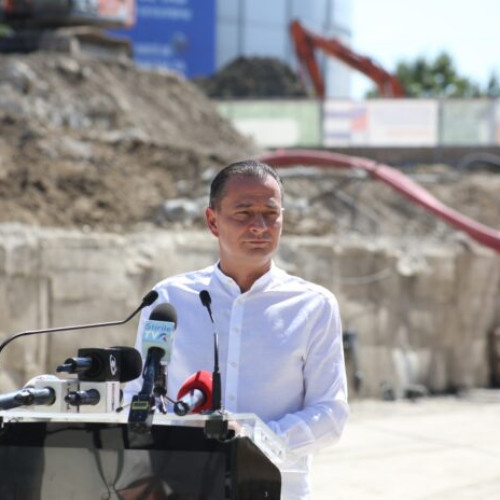 Primarul Sectorului 4, Daniel Băluță, a afirmat joi că nu vor fi disponibilizări în administrația pe care o conduce. Potrivit lui Băluță, reducerea personalului s-a făcut deja cu mult timp în urmă, ajungând aproape la 60%. El a spus că în organigramă sunt în total aproximativ 1.100 de posturi, din care ocupate sunt doar circa 400-430.