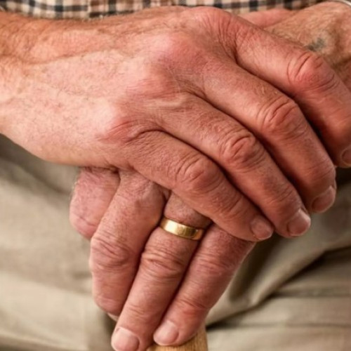 Pensionar Roman Ramas fara Economii in Urma unui Apel Promitator, Escrocii ii Susstraesc 94000 de Lei din Contul de Viata