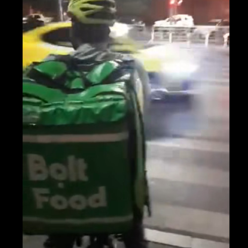 Bărbatul care a lovit cu pumnul un livrator din Bangladesh s-a confesat că regretă incidentul și că nu se aștepta să fie văzut. Incidentul a avut loc marți seara în București, iar polițiștii au intervenit pentru a opri agresiunea.