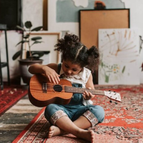 Beneficiile muzicii în dezvoltarea personală și socială a copiilor