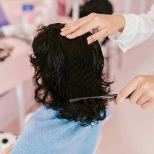 Cum să alegi vopseaua perfectă pentru părul clientei tale