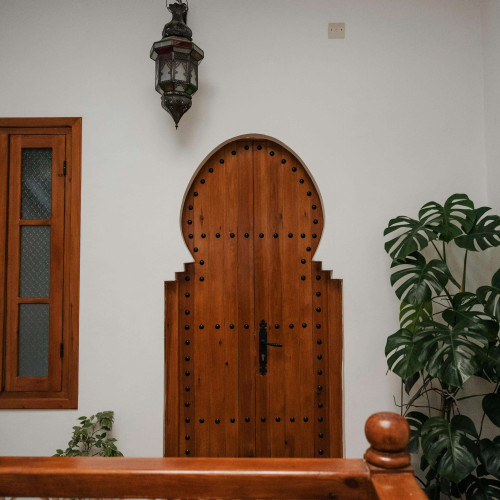 cum să realizezi un perete accent cu riflaje din lemn exotic