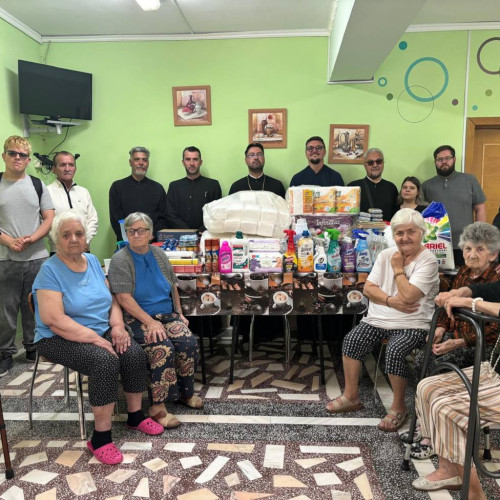 Tineri și preoți din mai multe parohii din județul Dâmbovița au donat produse igienico-sanitare pentru un centru pentru persoane vârstnice