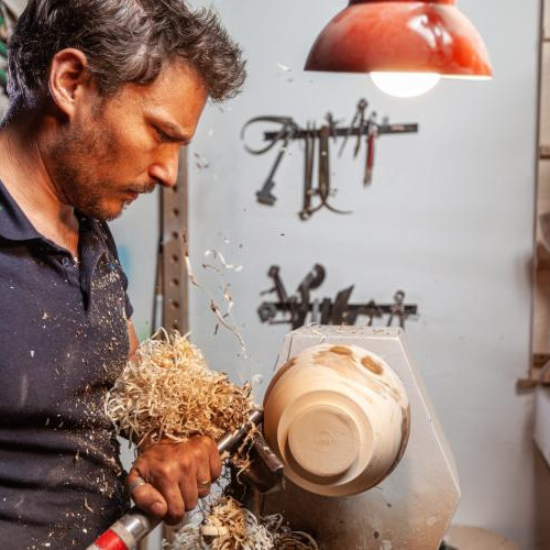 Radu Vadan a renunțat la cariera de programator pentru a crea mobilier din lemn masiv