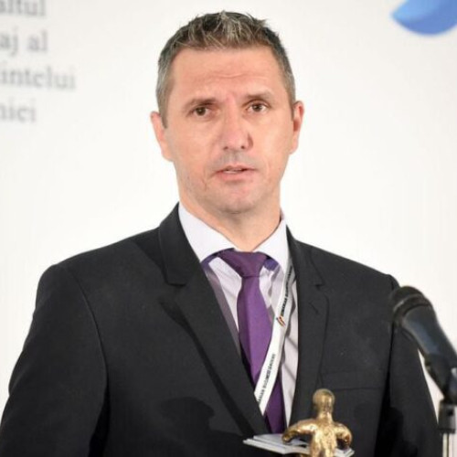 catalin zaman, fost profesor de limba română și câștigător al titlului "Merito", revine în această toamnă la Colegiul Național "Mihai Eminescu" din Buzău, de data aceasta în rolul de director. El este un absolvent al colegiului și preia conducerea cu scopul de a menține standardele înalte ale instituției și de a promova performanța academică, precum și dezvoltarea armonioasă a elevilor.