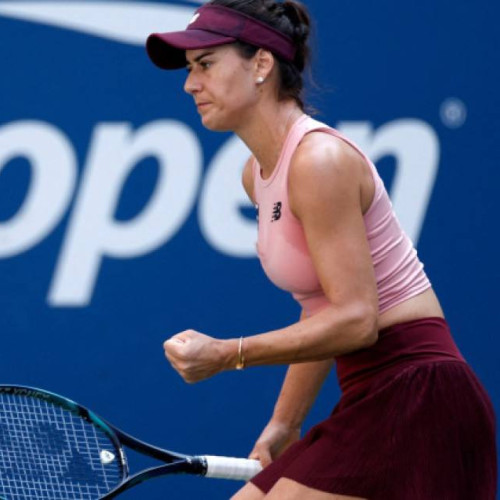 Sorana Cîrstea, jucătoare de tenis din Târgoviște, și-a încheiat seria impresionantă de rezultate bune la US Open 2025 după o luptă dură în turul al doilea. Românca a fost învinsă de cehoaica Karolina Muchova, favorită 11, cu scorul de 7-6(0), 6-7(3), 6-3, după un meci maraton care a durat aproape trei ore.