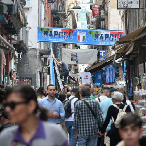 city-urile din Italia se confruntă cu turismul excesiv, iar Napoli este printre cele mai afectate. Activistii și experții spun că tradițiile locale dispar sau sunt denaturate, iar localnicii sunt nevoiți să părăsească orașul din cauza prețurilor mari și a transformării cartierelor vechi în locuri pline de mall-uri și spații de joacă în aer liber.
