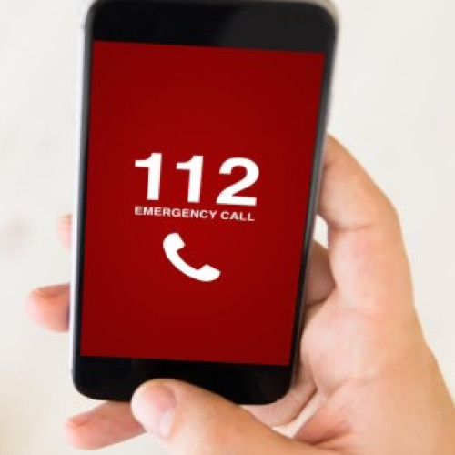 Un nou trend periculos pe rețelele sociale: apeluri false la 112