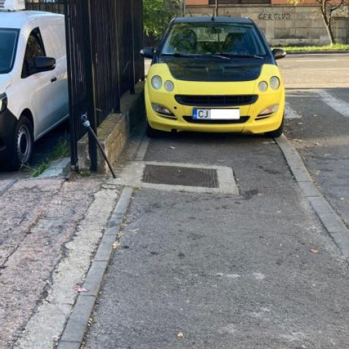 Șofer clujean blochează complet spațiul de circulație, provocând nervi printre pietoni