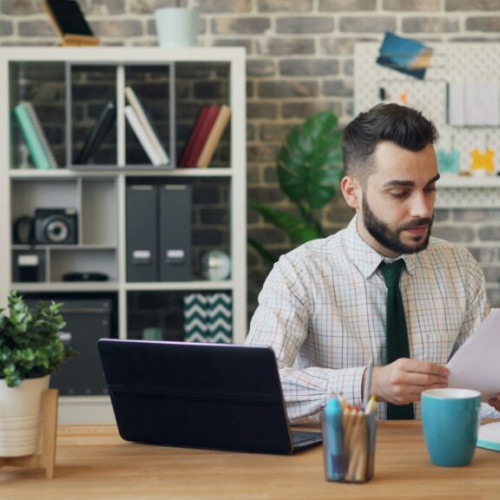 În ultimele luni, tot mai multe companii întâmpină pierderi financiare semnificative din cauza erorilor, omisiunilor sau atacurilor cibernetice. Aceste situații, adesea mediatizate de presa, arată cât de importantă este asigurarea profesională IT pentru specialiști și firme din domeniu. Potrivit ziaruldeiasi.ro, asigurarea profesională IT este o poliță menită să protejeze companiile și freelanceri în fața eventualelor pierderi cauzate de greșeli în activitate sau neglijență.