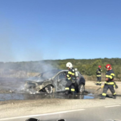 Incendiu la Babeni: autoturism cuprins de flăcări în apropierea podului de fier