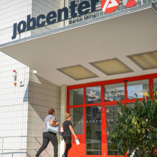 Numărul șomerilor din Germania a depășit pentru prima dată în ultimii zece ani pragul de trei milioane, potrivit datelor publicate vineri de Oficiul pentru Ocuparea Forței de Muncă. Conform statisticilor, în luna august, numărul persoanelor fără loc de muncă a crescut cu 46.000 față de luna precedentă, ajungând la 3,02 milioane, ceea ce reprezintă un nivel record pentru ultimul deceniu.