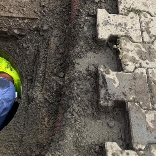 Probleme legate de accesul la caminul de vane pe o stradă din oraș