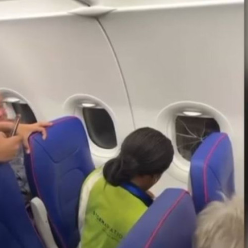 Pasageri în panică după descoperirea unui geam spart în avionul wizz air Londra-Bacău