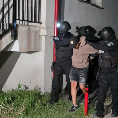 Bărbat din Otopeni, arestat după ce și-ar fi ucis fiul vitreg și s-a baricadat în apartament