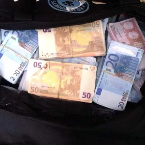 Polițiștii din cadrul Biroului Județean de Poliție Transporturi Buzău au intervenit după ce o femeie de 57 de ani, din Buzău, a anunțat că a uitat un bagaj cu bunuri de valoare pe un peron al gării Buzău, informează mediafax.