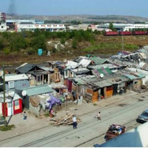 Situația de la Pata Rat, o problemă veche a municipiului Cluj-Napoca, persistă în ciudasoluțiilor adoptate până acum. Aceasta a fost comparată de către unii cu condițiile din zonele marginale ale unor țări din Asia sau America Latină. Conform unui raport realizat de Encore Research pentru Direcția de Asistență Socială și Medicală, în septembrie 2024, în cele patru sub-comunități ale zonei, numite Cantonului, Dallas, Colina Verde și Rampa de Gunoi, locuiesc în total 1.143 de persoane în 302 gospodării.